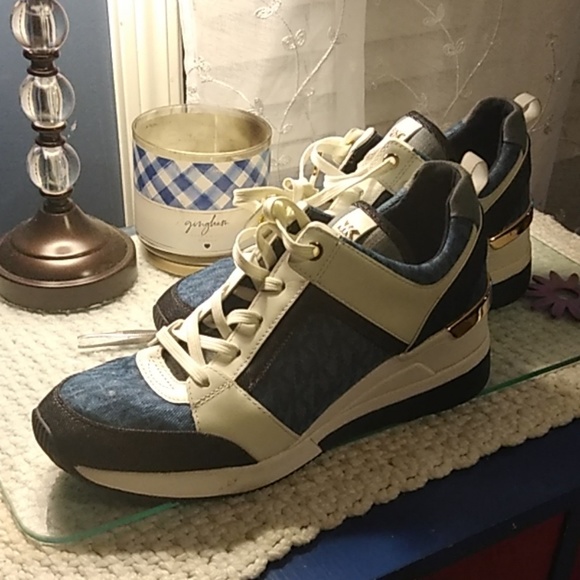 Shoes - Picture 2 of 4